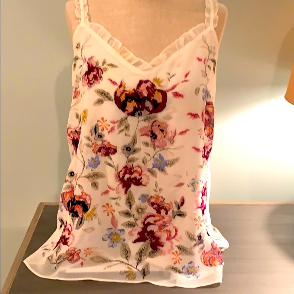 Feminine floral stitched cami. Great condition!